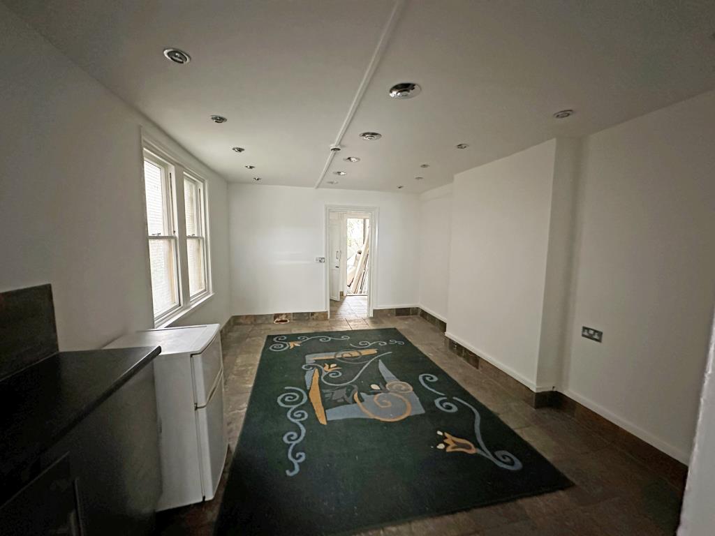 Lot: 40 - VACANT COMMERCIAL UNIT ON HIGH STREET -